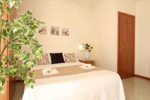 1 dormitorio con cama y planta en Residence Altamarea en San Mauro a Mare