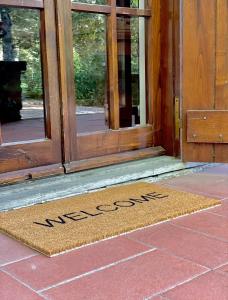 a welcome mat in front of a door at B&B Notti Serene in Allumiere