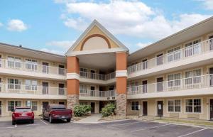 un gran edificio con coches estacionados en un estacionamiento en Extended Stay America Suites - Fayetteville - Owen Dr, en Fayetteville