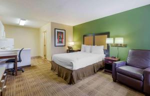 Rúm í herbergi á Extended Stay America Suites - Fayetteville - Owen Dr