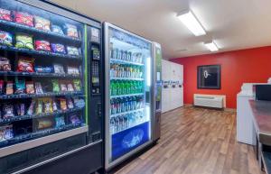 um refrigerante numa loja com bebidas de refrigerante em Extended Stay America Suites - Asheville - Tunnel Rd em Asheville