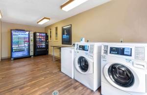 - une buanderie avec un lave-linge et un sèche-linge dans l'établissement Extended Stay America Suites - Raleigh - Cary - Regency Parkway South, à Cary