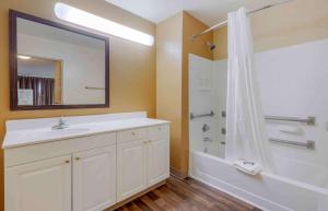 y baño con lavabo y ducha. en Extended Stay America Select Suites - Raleigh - RTP - 4610 Miami Blvd, en Durham