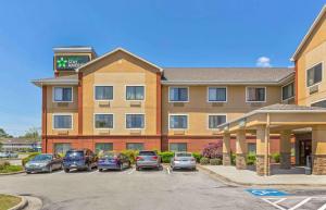 un hotel con auto parcheggiate in un parcheggio di Extended Stay America Suites - Jacksonville - Camp Lejeune a Jacksonville