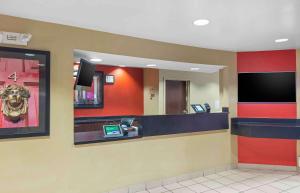 un vestíbulo de un restaurante de comida rápida con un cajero automático en Extended Stay America Suites - Jacksonville - Camp Lejeune, en Jacksonville