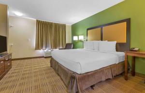 una camera d'albergo con un grande letto e una TV di Extended Stay America Suites - Jacksonville - Camp Lejeune a Jacksonville