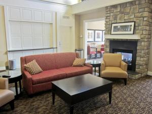 ein Wohnzimmer mit einem Sofa und einem Kamin in der Unterkunft Extended Stay America Suites - Fayetteville - Cross Creek Mall in Fayetteville