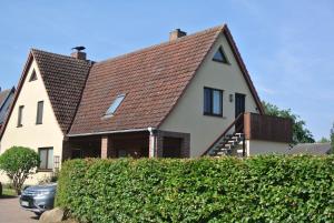 a house with a shingled roof at FischLANDinSicht in Ribnitz-Damgarten