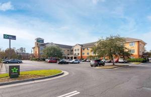 a parking lot with cars parked in front of a building at Extended Stay America Suites - Savannah - Midtown in Savannah