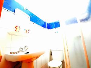 een badkamer met een wastafel en een toilet bij Apartamentos Noria Familias y Parejas Gold in Conil de la Frontera