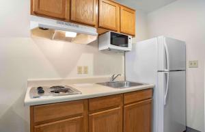 uma cozinha com um frigorífico branco e um lavatório em Extended Stay America Select Suites - Fort Walton Beach em Fort Walton Beach