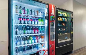 uma máquina de venda automática de refrigerantes cheia de muitas bebidas em Extended Stay America Select Suites - Fort Walton Beach em Fort Walton Beach