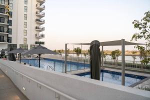 Bazen v nastanitvi oz. blizu nastanitve Charming Rossa 1BR Getaway Yas Island