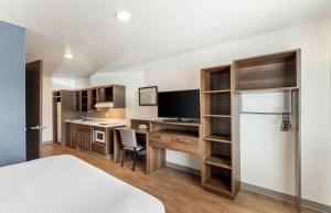 um quarto de hotel com uma cama e uma secretária em Extended Stay America Suites - Denver - Centennial em Centennial