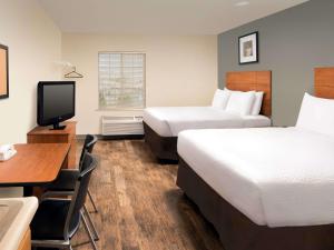 een hotelkamer met 2 bedden en een bureau bij Extended Stay America Select Suites - Salt Lake City - West Valley City in West Valley City