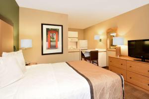 Ein Bett oder Betten in einem Zimmer der Unterkunft Extended Stay America Select Suites - Durham - University - Ivy Creek Blvd
