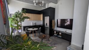 eine Küche und ein Wohnzimmer mit einem Tisch und Stühlen in der Unterkunft CityZen escape: blackout ready in Johannesburg
