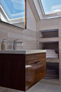 a bathroom with a sink and a mirror at Superior - Ferienhaus am Engelsbach im Thüringer Wald in Engelsbach