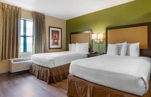 Giường trong phòng chung tại Extended Stay America Select Suites - Greenville - Airport