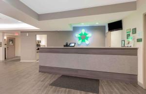 un vestíbulo de un hospital con recepción en Extended Stay America Premier Suites - Greenville - Woodruff Road, en Greenville