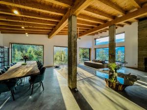 Khu vực ghế ngồi tại Veranda 4M +58 ảnh