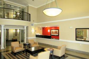 a lobby with a living room with a table and chairs at Extended Stay America Suites - Atlanta - Alpharetta - Northpoint - West in Alpharetta