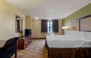 阿爾法利塔的住宿－美國- 亞特蘭大- 阿爾法利塔- 米爾岩路長住酒店，酒店客房设有一张大床和一台电视。