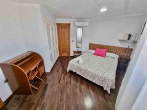 1 dormitorio con 1 cama con almohada rosa en ApartamentoS centro ciudad 2 habitaciones ELDA en Elda