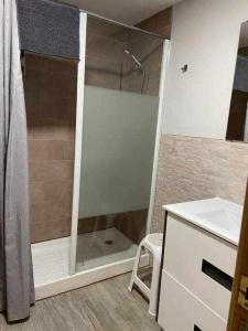 y baño con ducha y puerta de cristal. en ApartamentoS centro ciudad 2 habitaciones ELDA en Elda