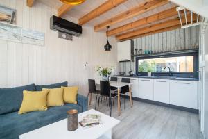 デンプキにあるFantazja&spaのリビングルーム(青いソファ付)、キッチン