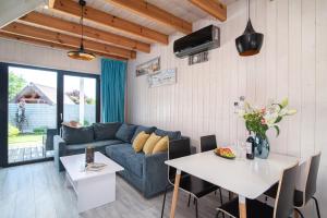 Fantazja&spa في ديبكي: غرفة معيشة مع أريكة زرقاء وطاولة