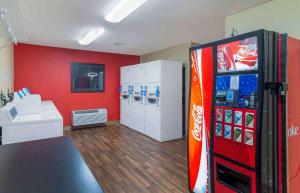 - une machine à soda cocacola dans une chambre avec comptoir dans l'établissement Extended Stay America Suites - Atlanta - Morrow, à Morrow