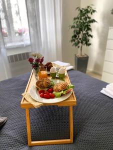 布拉格的住宿－Homelike Prague Apartment，桌子上放着一盘食物的桌子
