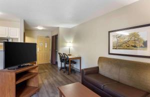 ein Wohnzimmer mit einem Sofa und einem Flachbild-TV in der Unterkunft Extended Stay America Suites - Philadelphia - Mt Laurel - Pacilli Place in Mount Laurel