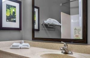 ein Badezimmer mit einem Waschbecken, einem Spiegel und Handtüchern in der Unterkunft Extended Stay America Suites - Philadelphia - Mt Laurel - Pacilli Place in Mount Laurel