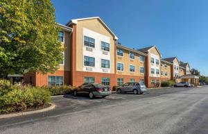 dos autos estacionados en un estacionamiento frente a un edificio en Extended Stay America Suites - Philadelphia - Exton, en Exton