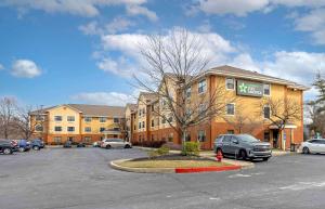 un aparcamiento frente a un edificio con coches aparcados en Extended Stay America Suites - Philadelphia - Horsham - Welsh Rd, en Horsham