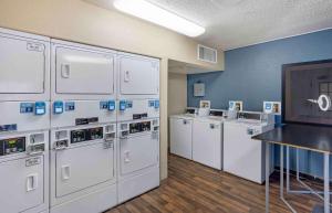 eine Reihe weißer Waschmaschinen in einem Zimmer in der Unterkunft Extended Stay America Suites - Philadelphia - Horsham - Dresher Rd in Horsham