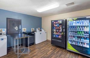 een winkel met een frisdrankautomaat en een drankkoeler bij Extended Stay America Suites - Philadelphia - Horsham - Dresher Rd in Horsham