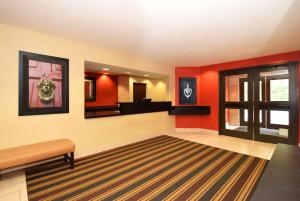 um átrio com paredes vermelhas e uma sala de espera em Extended Stay America Suites - Philadelphia - Malvern - Swedesford Rd em Malvern