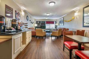 a bar in a restaurant with chairs and a table at Extended Stay America Suites - Philadelphia - King of Prussia in King of Prussia