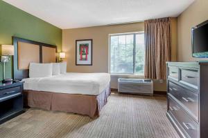 Un pat sau paturi într-o cameră la Extended Stay America Suites - Philadelphia - King of Prussia