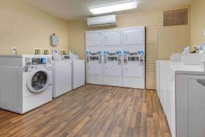 lavadero con lavadoras y lavadoras blancas en Extended Stay America Suites - Philadelphia - King of Prussia, en King of Prussia