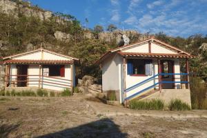 zwei kleine Häuser mit einer Katze darüber in der Unterkunft Chalé Serra do Ouro in Diamantina