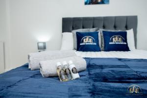 um quarto de hotel com uma cama azul e branca com um comprimido mitzvah em Zeus Apartment - The Thunder of Town em Southampton