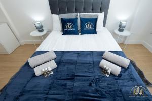 um quarto com uma cama com edredão azul e duas mesas em Zeus Apartment - The Thunder of Town em Southampton
