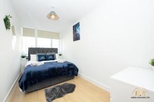 um quarto com uma cama grande num quarto branco em Zeus Apartment - The Thunder of Town em Southampton
