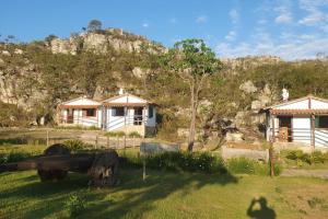 eine Gruppe von Häusern auf einem Feld mit einem Haus in der Unterkunft Chalé Serra do Ouro in Diamantina