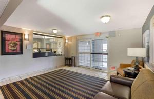 sala de estar con sofá y alfombra en Extended Stay America Select Suites - Wilkes - Barre - Scranton en Wilkes-Barre