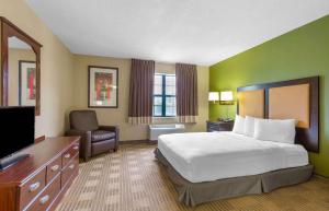 リンティカム・ハイツにあるExtended Stay America Suites - Baltimore - BWI Airport - Aero Drのベッドとテレビが備わるホテルルームです。